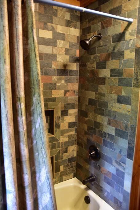 Quiet And Comfy 3Bed/2Bath - Chalet With Hot Tub. Cedar Luaran gambar